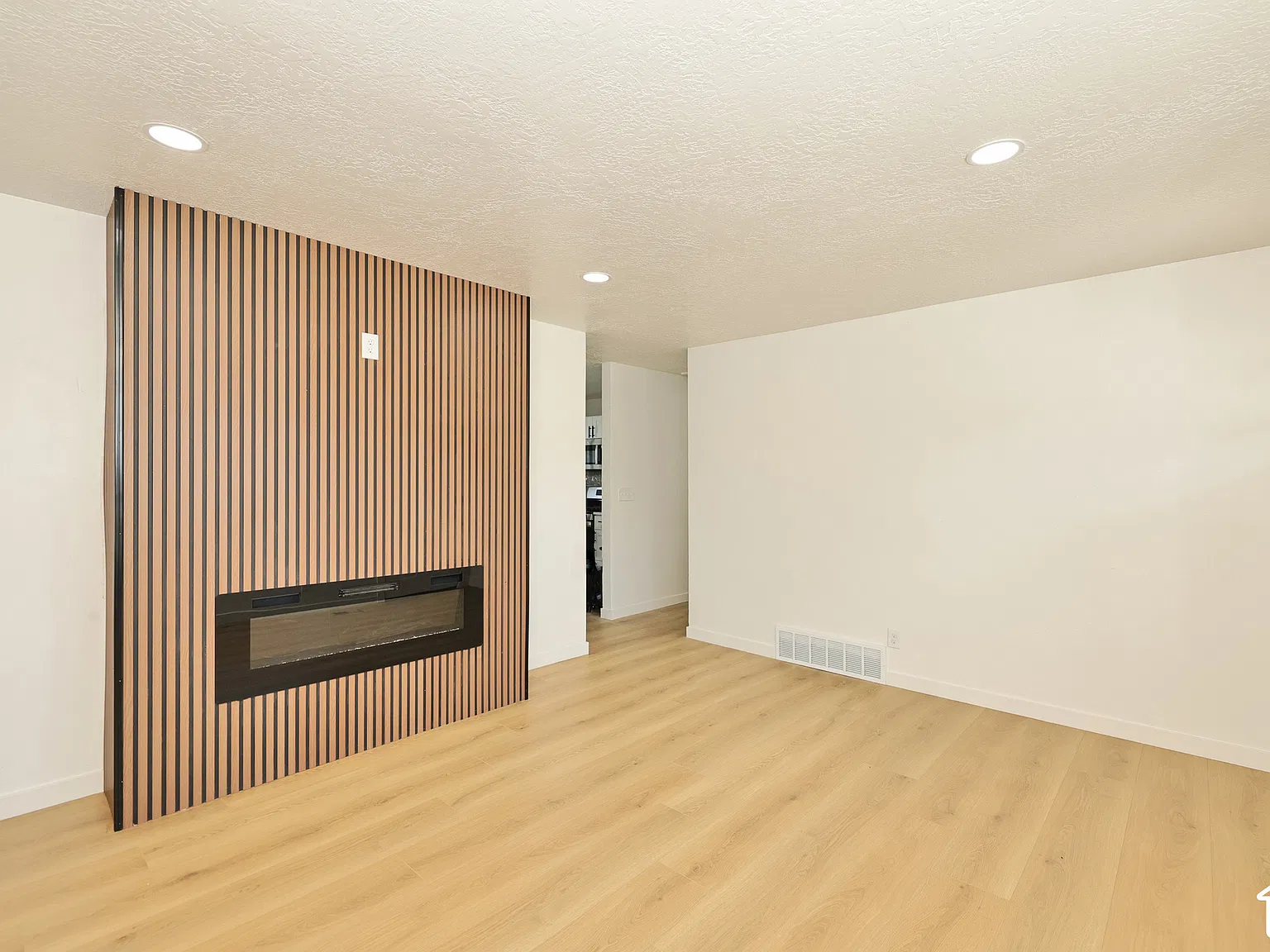 5 bed, 2200 sqft, $2,900 — Photo 3