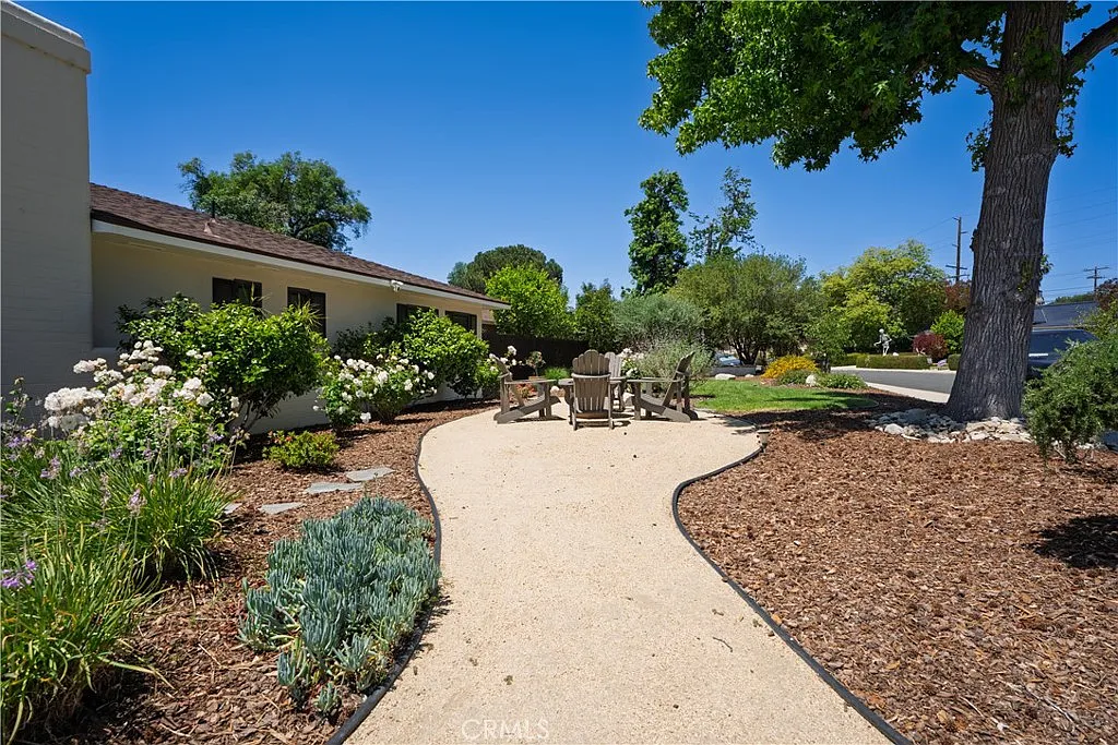 3 bed, 2.5 bath, 2084 sqft, $4,800 — Photo 3