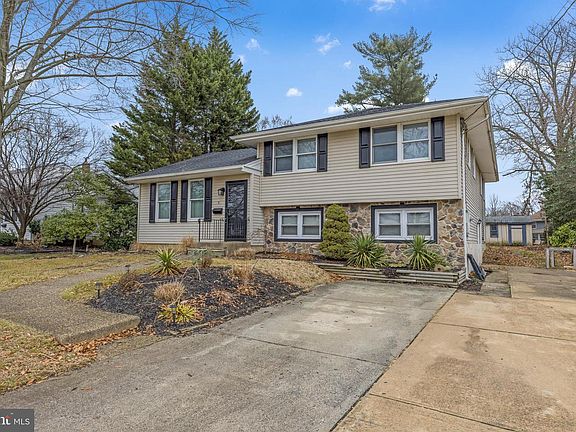 2nd image of 5 Meadow Ln