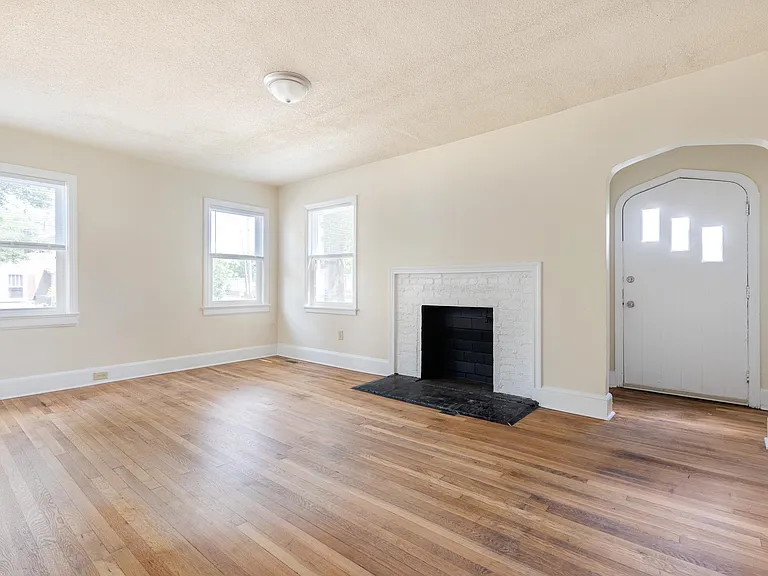 315 N Maple St — Photo 3