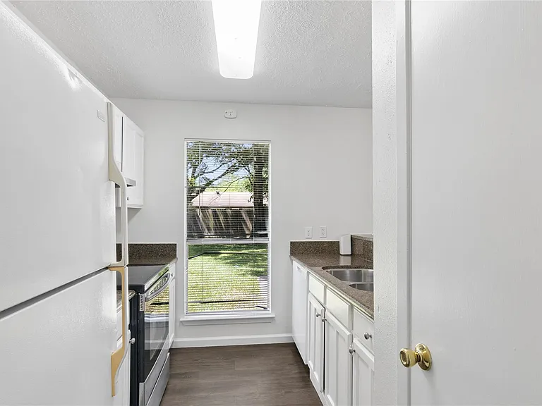 2504 Ewell Dr — Photo 8