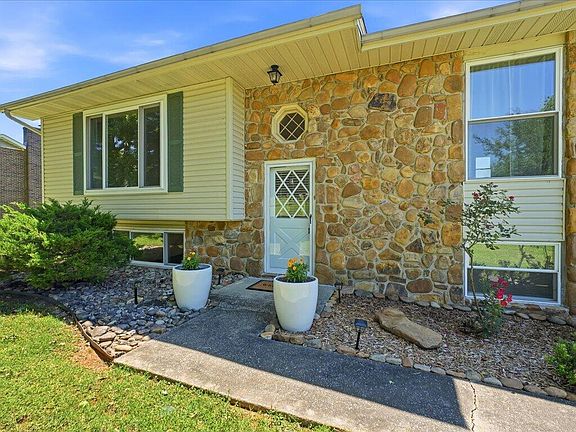 4th image of 751 Crestview Cir