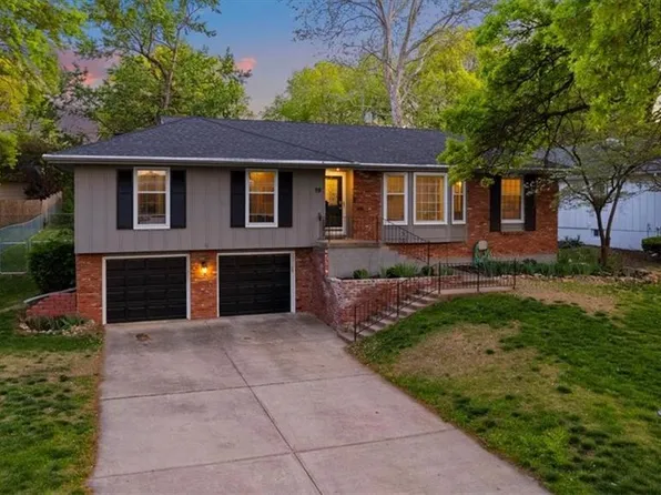 19 W Bridlespur Dr, Kansas City, MO 64114