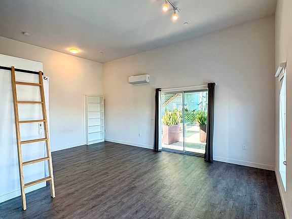 4th image of 4405 W Point Loma Blvd #2010