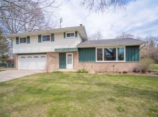 10520 W Pallottine Dr, Greenfield, WI 53228