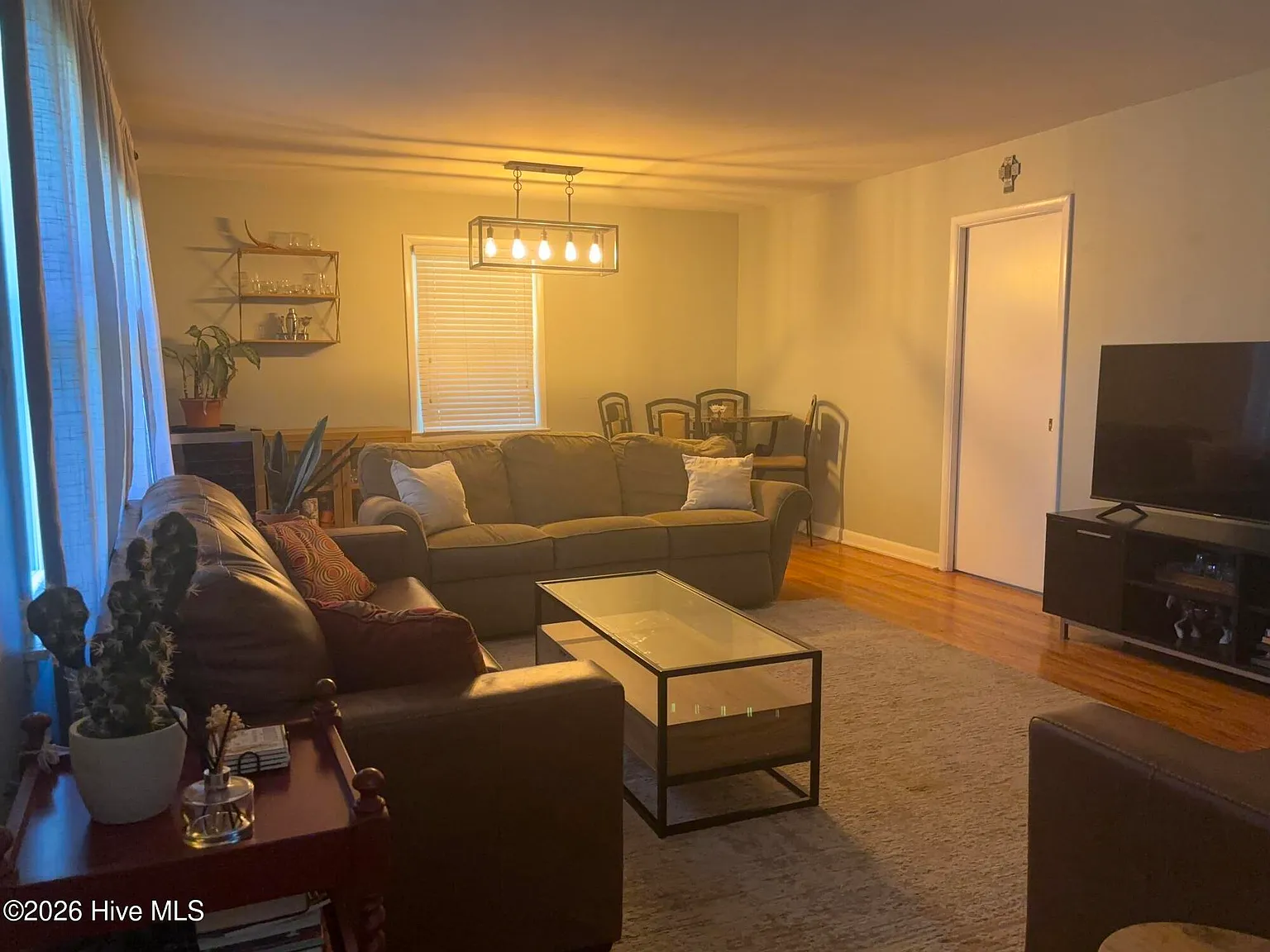 4 bed, 2.0 bath, 1624 sqft, $1,950 — Photo 4