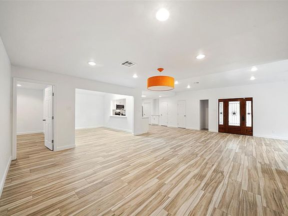 5th image of 914 Coachlight Dr