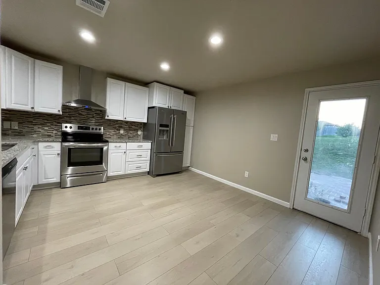 141 Cushman Dr — Photo 3