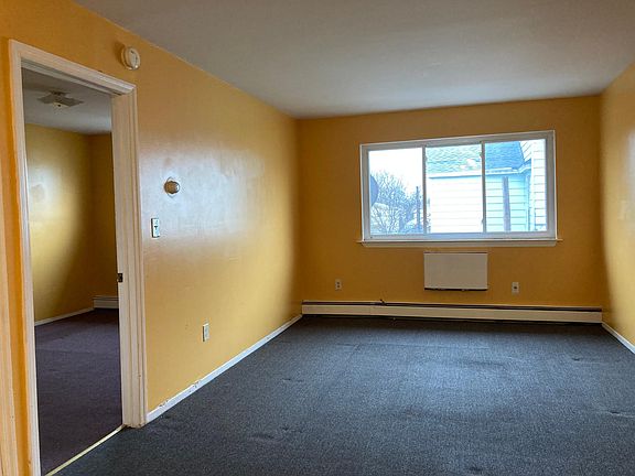 Recently painted, Spacious living room