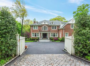 55 Dogwood Ave, Roslyn Harbor, NY 11576