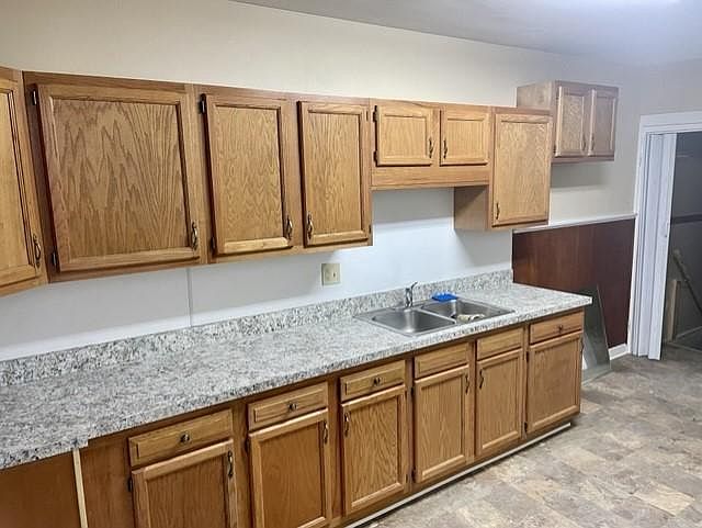 1st image of 1043 W Poplar St