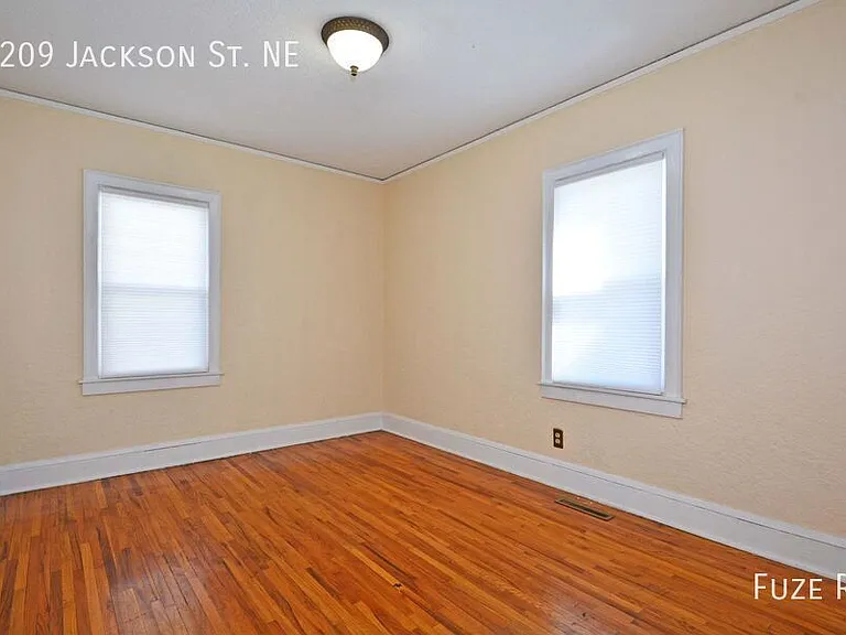 2209 Jackson St NE — Photo 11