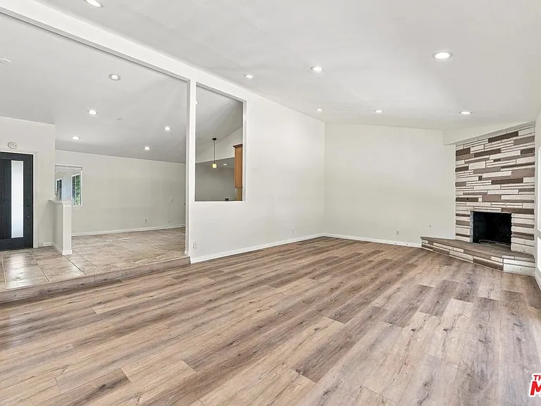 15920 Gledhill St — Photo 25
