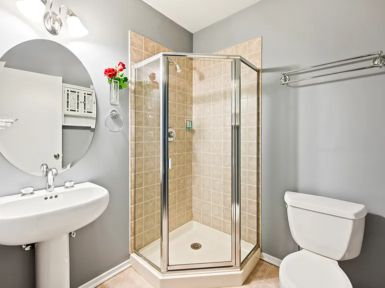 2257 W Saint Paul Ave — Photo 13