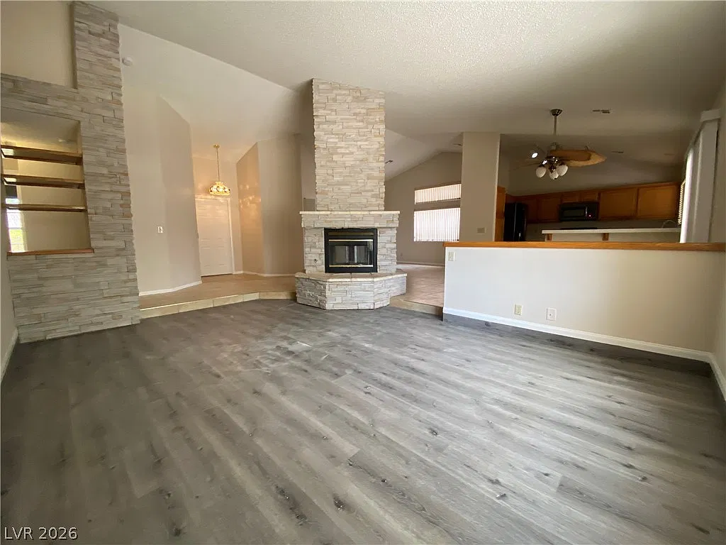 3 bed, 2.0 bath, 1705 sqft, $2,000 — Photo 3