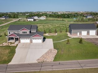 7302 Country Hills Dr, Bismarck, ND 58503