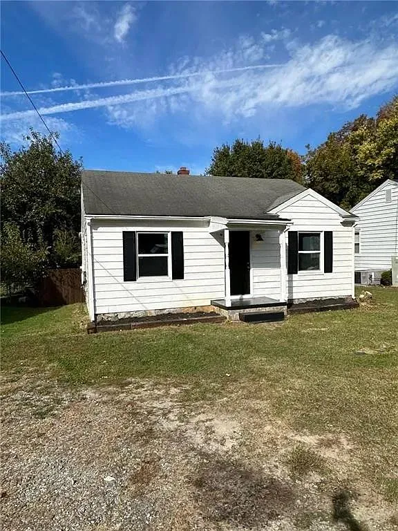 311 Hawthorne Ln — Photo 1