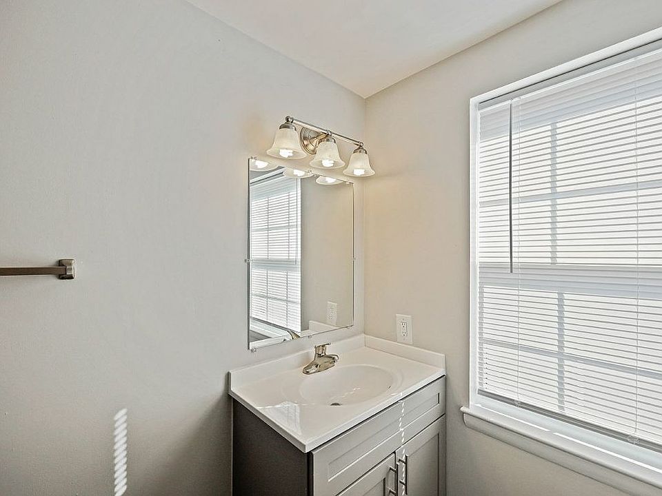well-lit-bathroom-Village-of-Carrollwood