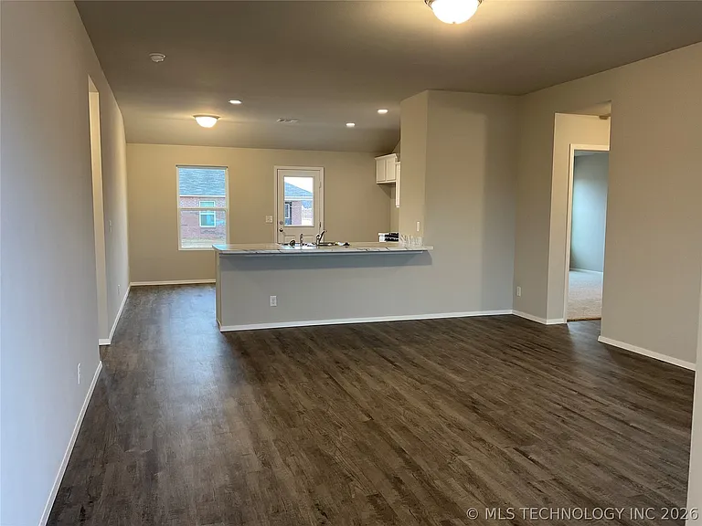 16123 S 87th East Ave — Photo 2