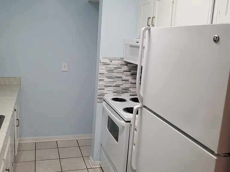 102 Saint James Pl #102 — Photo 7