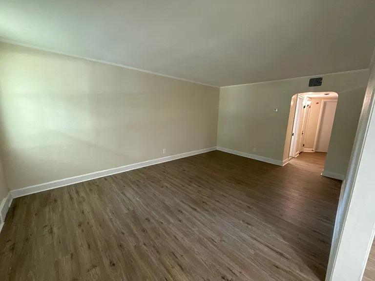 15519 Plainview Ave — Photo 6