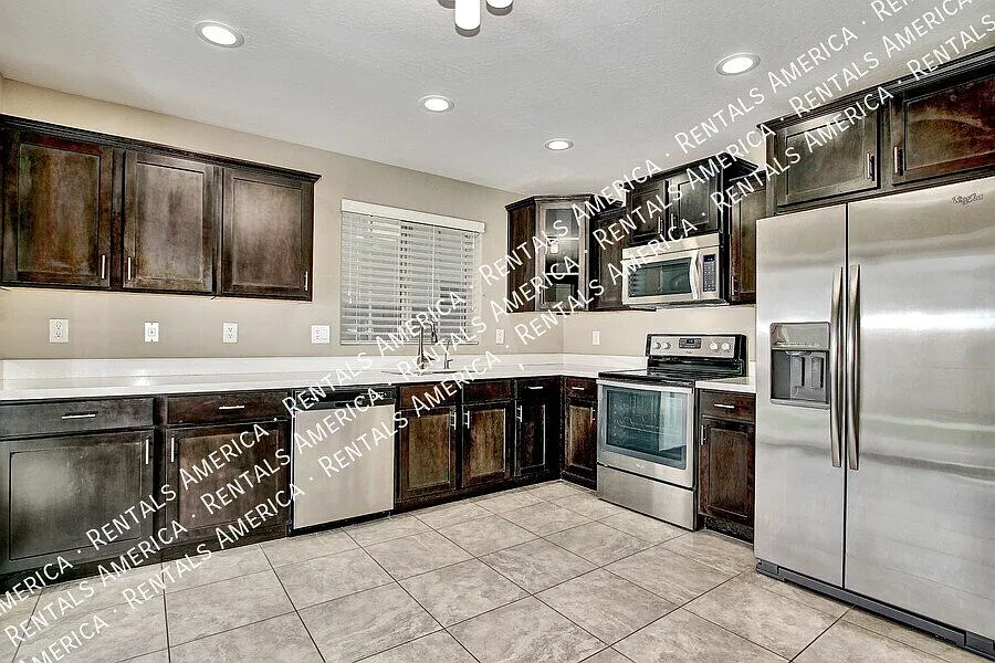 Coming Soon! 3bd 2.5 Ba W/ Loft & Bonus Room Located In Vincenz! — Photo 2