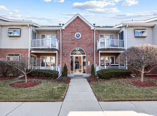 1226 Chalet Rd #2-102, Naperville, IL 60563
