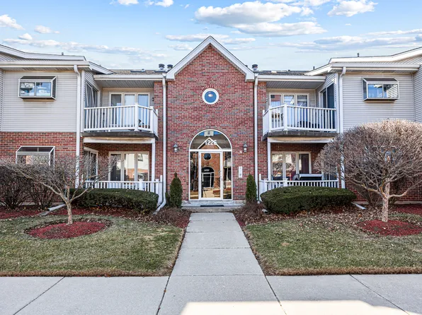 1226 Chalet Rd #2-102, Naperville, IL 60563