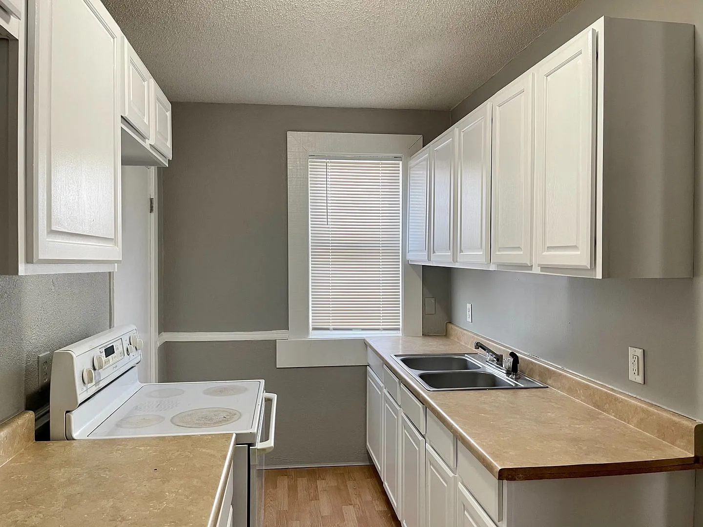 973 Geranium Avenue E — Photo 1