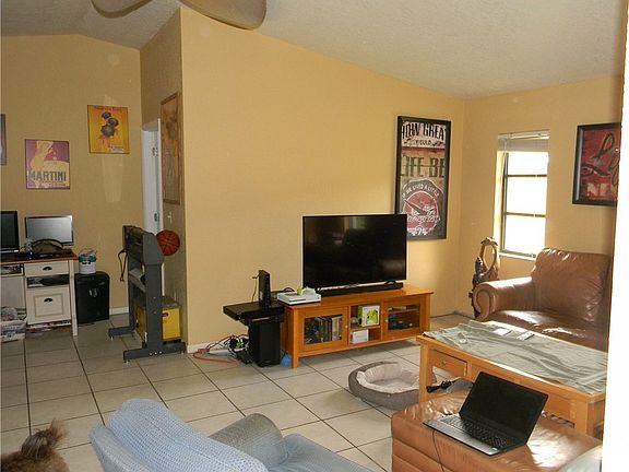 5th image of 621 SE 10th Pl