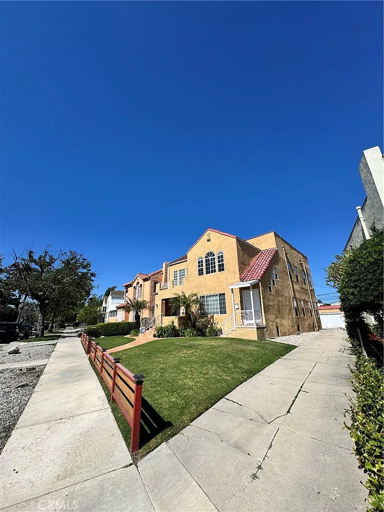 1046 S Citrus Ave — Photo 1