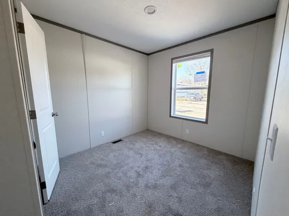 901 NW 60th Ter, Kansas City, MO 64118