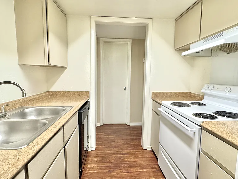 Canterbury House Apartments — Photo 9