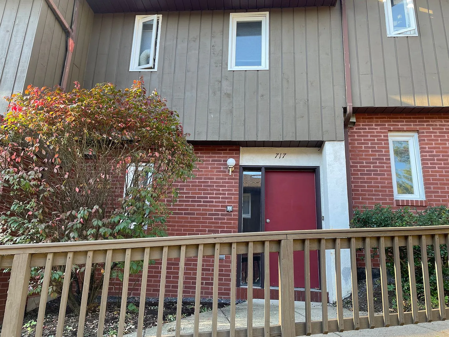 Biscayne/Sarasota 2 Bedroom Unit Down the Street from Campus! — Photo 2