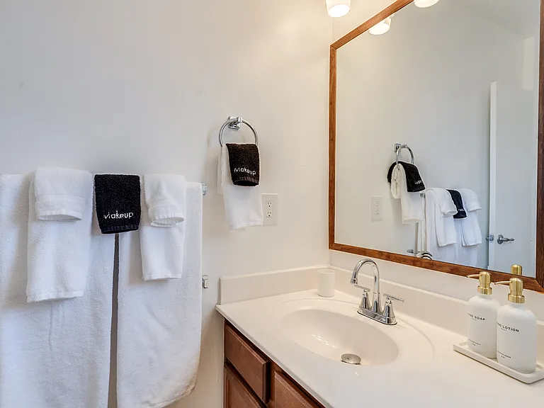 E Celeste Dr — Photo 31