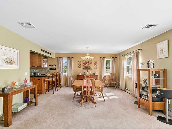 3rd image of 44 Chateau Dr