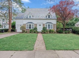 84 Willow St, Garden City, NY 11530