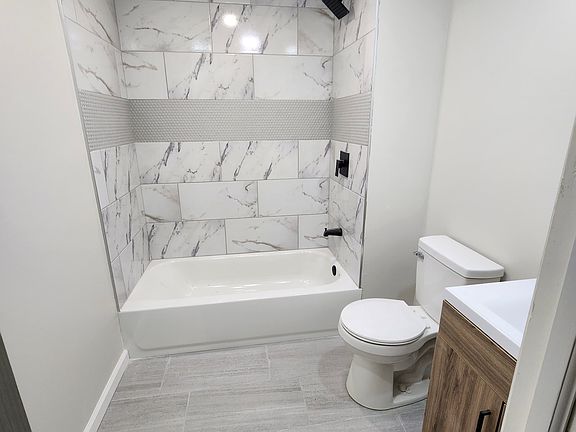 3rd image of 810 Francis Ave Floor 1