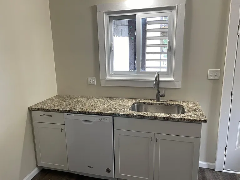 624 Edmond St — Photo 7