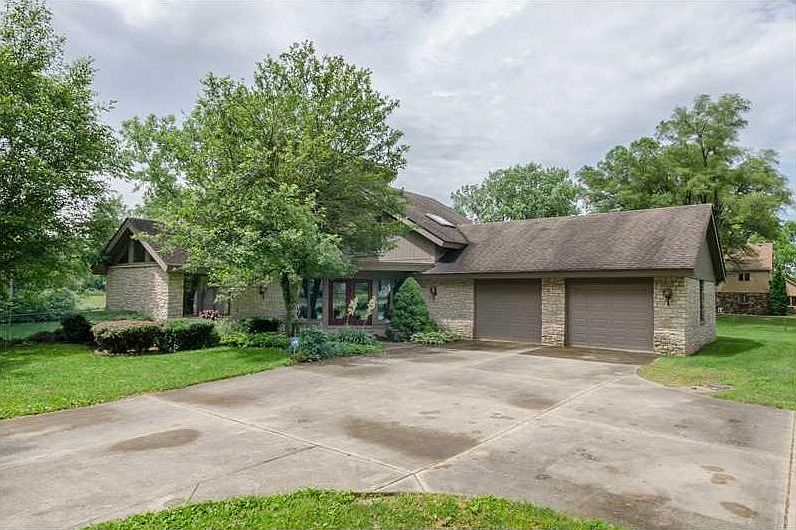1st image of 2225 Lake Dr