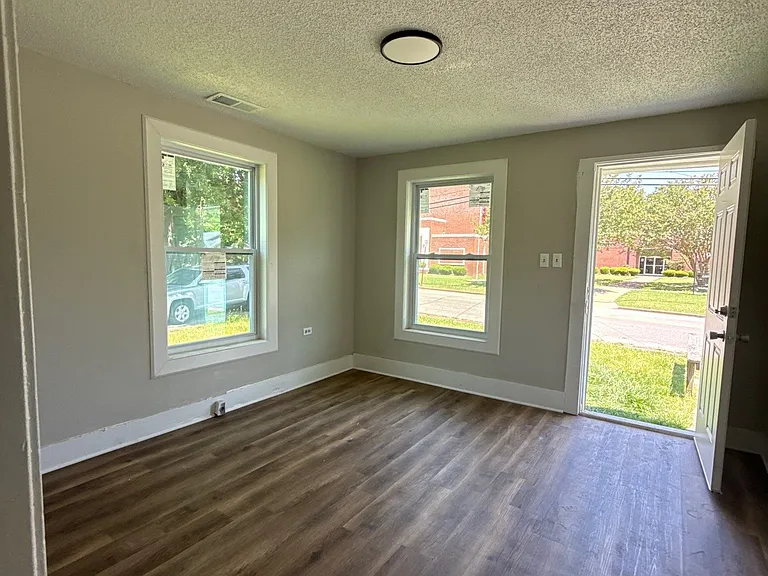 610 E Jefferson St — Photo 4