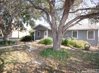 619 Goliad Rd, Floresville, TX 78114