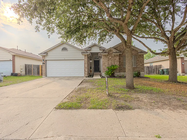 208 Discovery — Photo 1