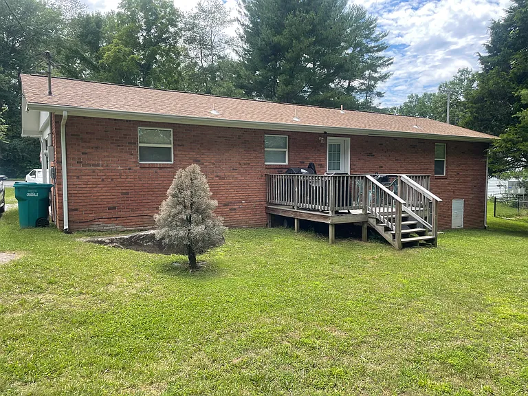 126 Ivanhoe Ln — Photo 3