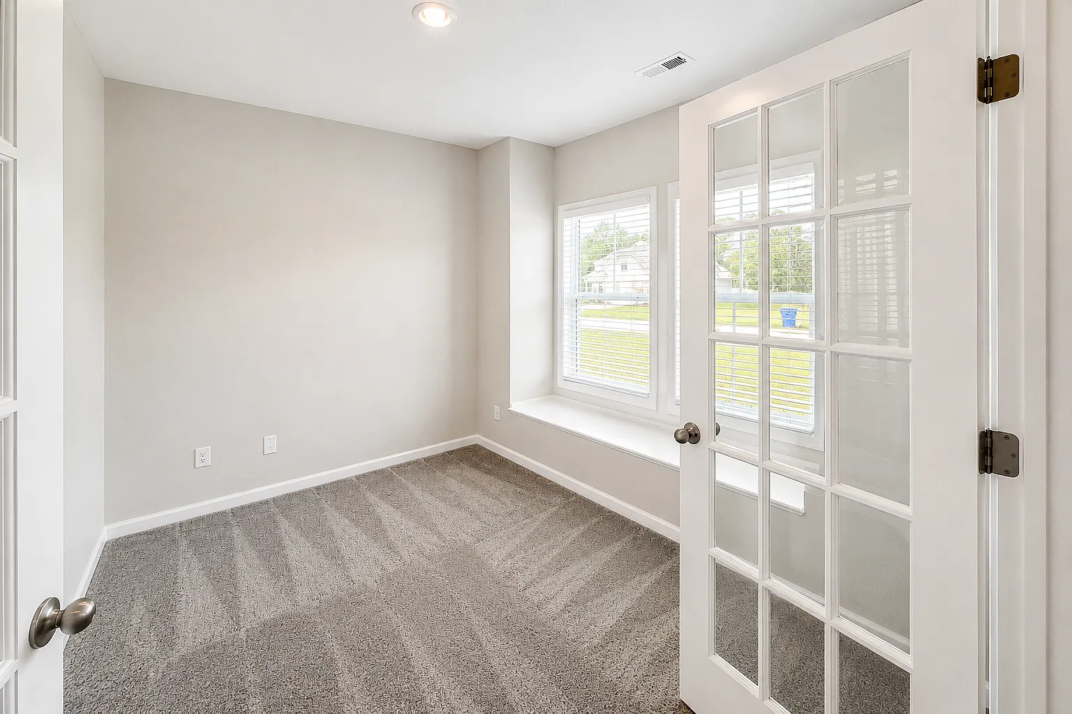 4 bed, 2.5 bath, 2342 sqft, $2,195 — Photo 2