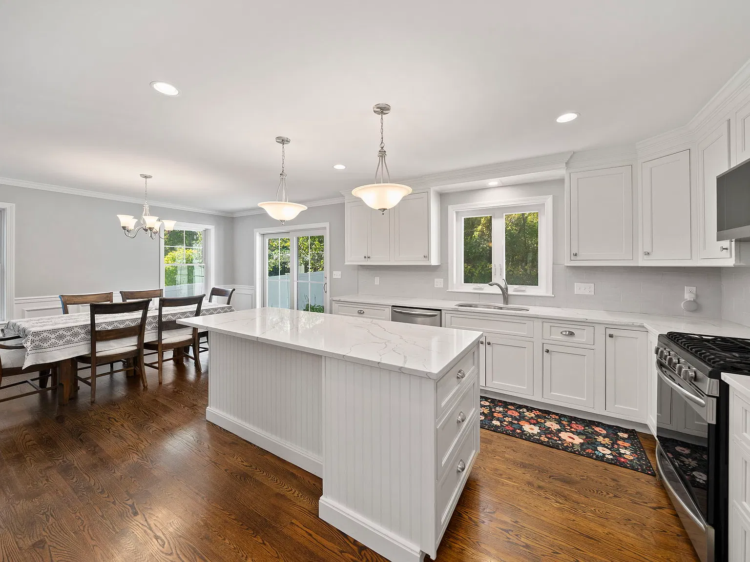 3 bed, 3.5 bath, 2100 sqft, $5,200 — Photo 3
