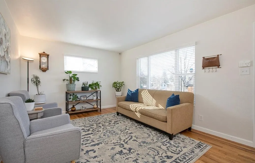 5 bed, 1820 sqft, $2,995 — Photo 2