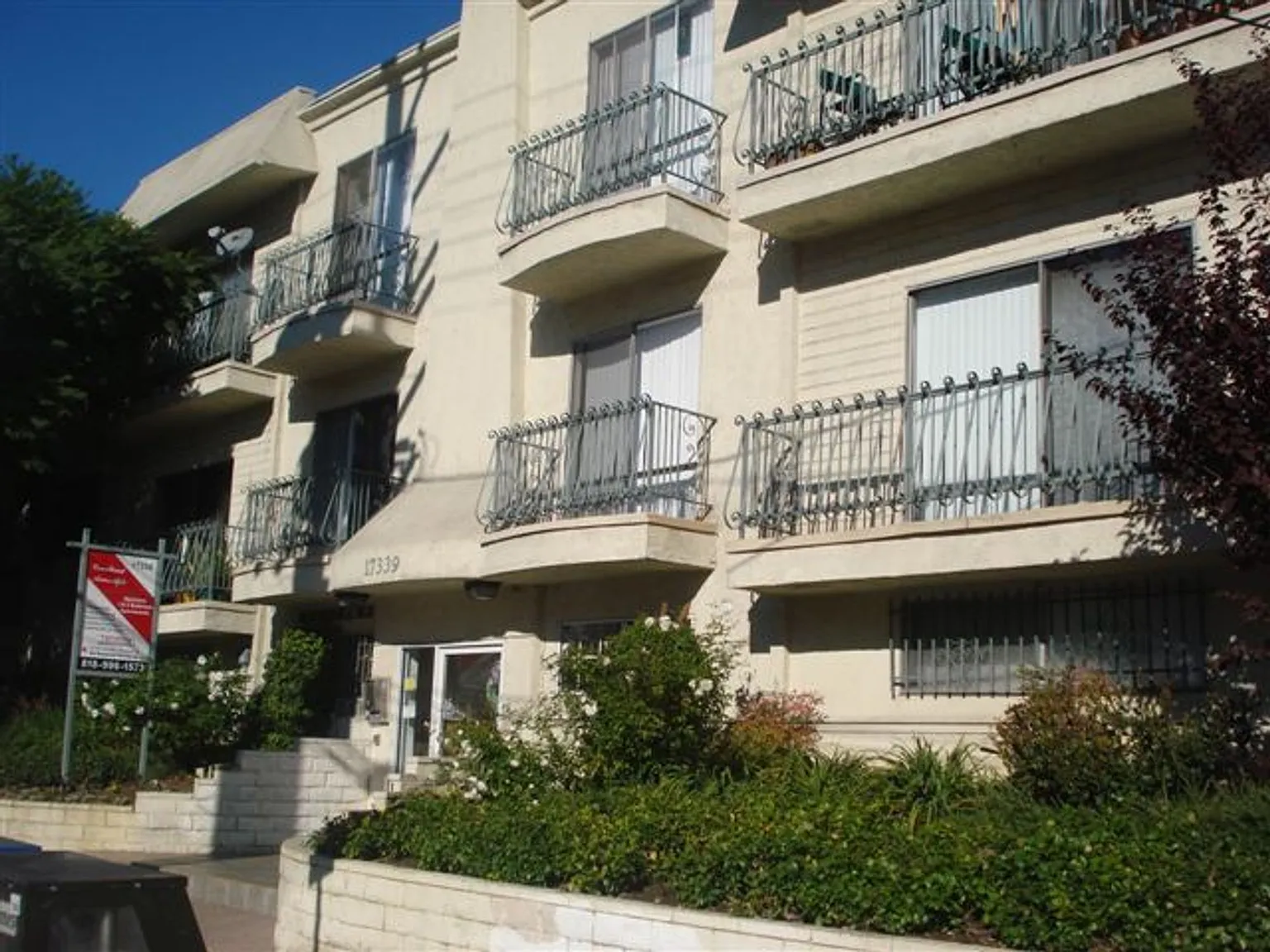 Courtland Arms Apartments — Photo 2