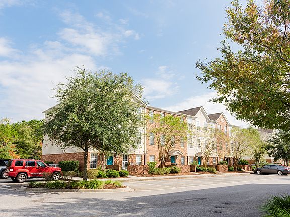 Spacious Three Level Student Community