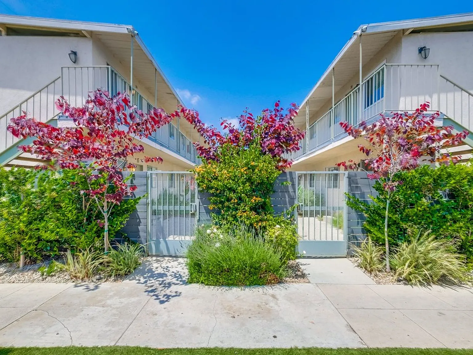 Charming Courtyard Apartments in West Adams Secure, Walkable & Centrally Located — Photo 4